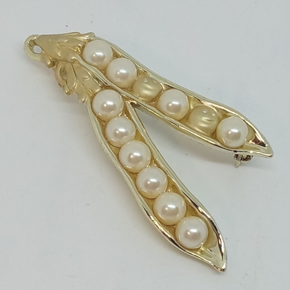 * vintage Danecraft pearls peas in a pod gold tone pin brooch